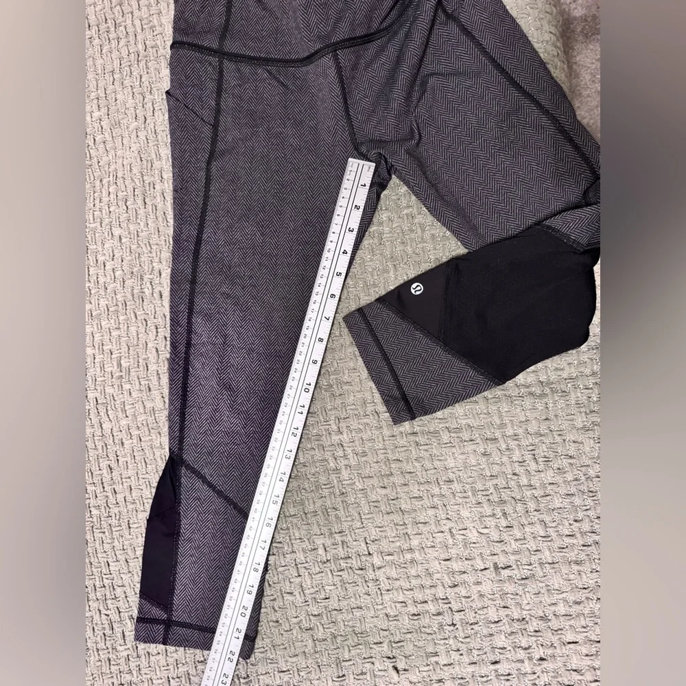 Lululemon Gray Herringbone Patterned Leggings - Size 10 - Picture 6 of 12